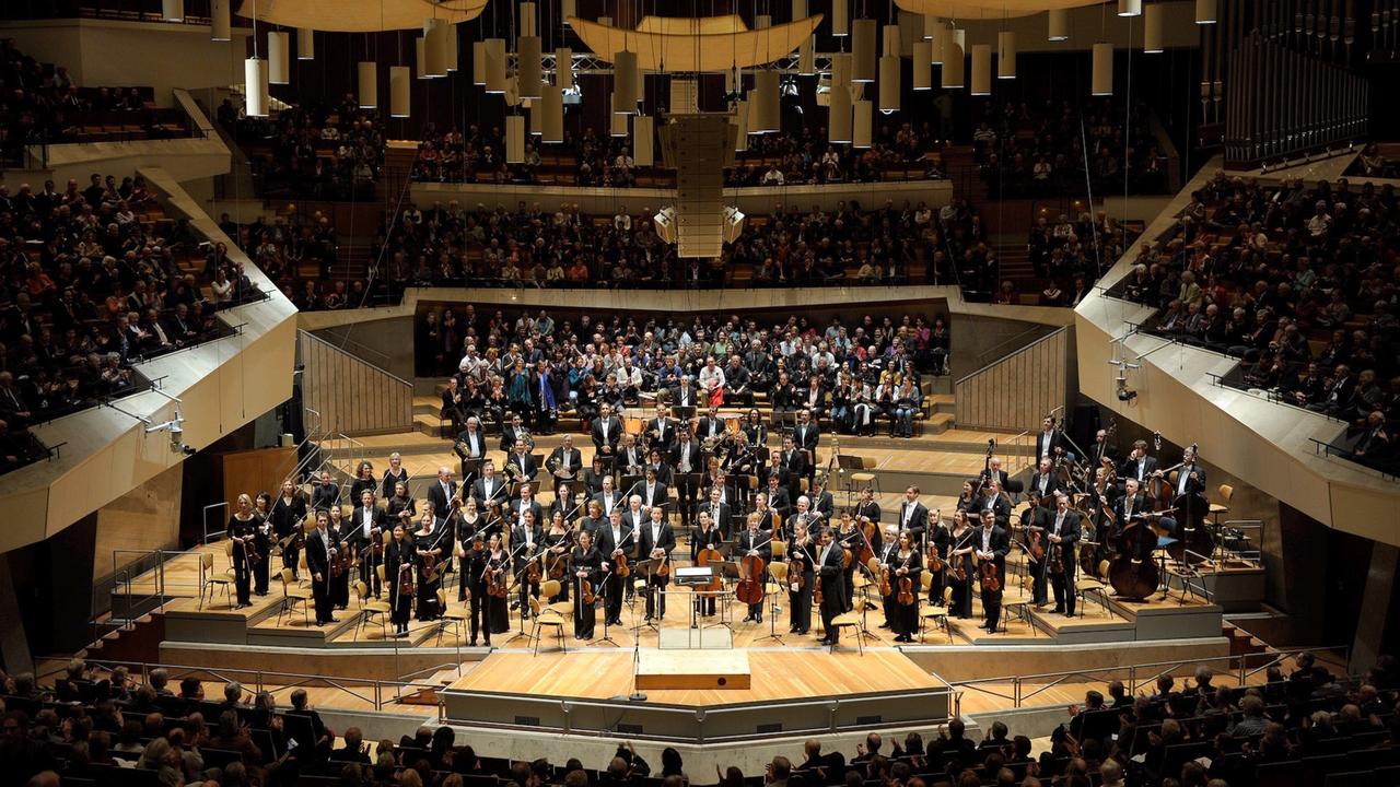 Das Orchester steht auf der Bühne der Philharmonie Berlin