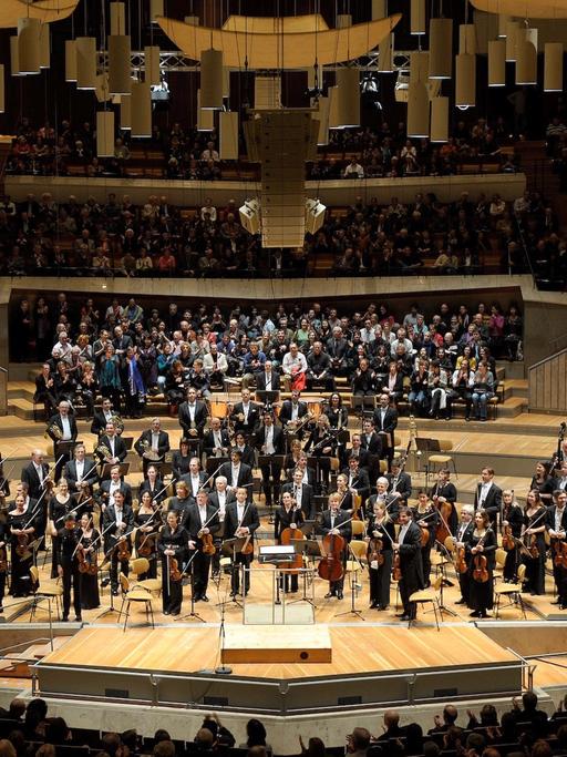 Das Orchester steht auf der Bühne der Philharmonie Berlin