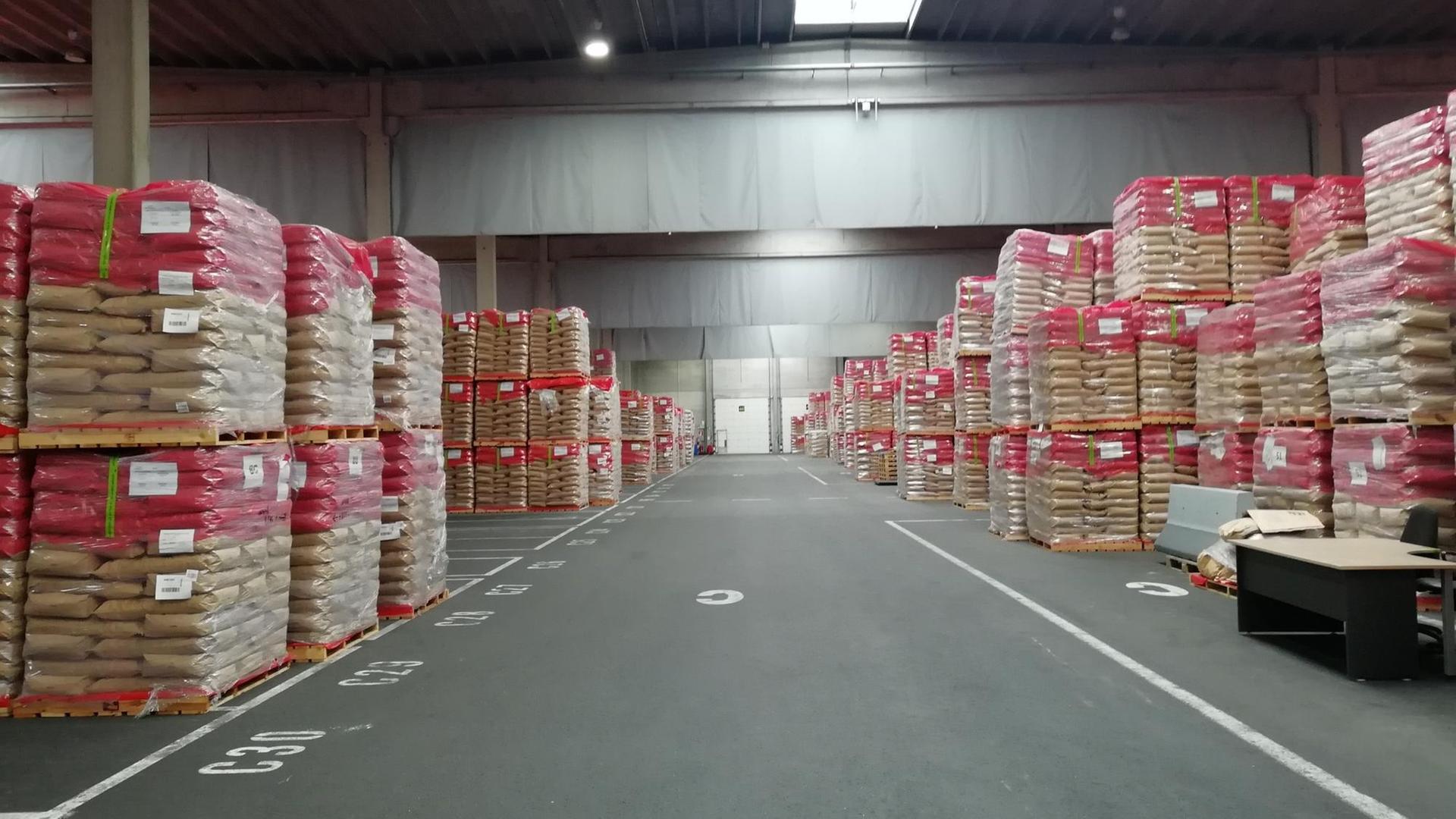 In den Lagerhallen der Firma Vincent Logistics stapeln sich die Milchpulver-Säcke In den Lagerhallen der Firma Vincent Logistics stapeln sich die Milchpulver-Säcke