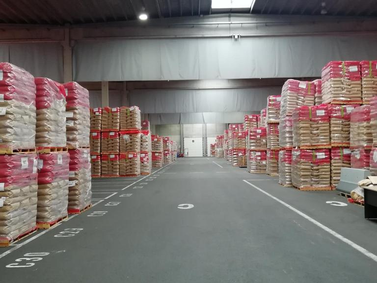 In den Lagerhallen der Firma Vincent Logistics stapeln sich die Milchpulver-Säcke
