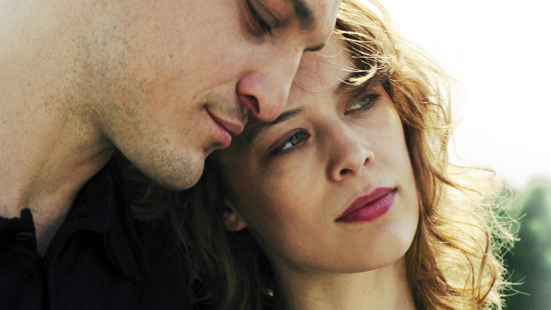 Filmstill aus dem Film "Undine" mit den Gesichtern der Hauptdarsteller Paula Beer und Franz Rogowski. Filmstill aus dem Film "Undine" mit den Gesichtern der Hauptdarsteller Paula Beer und Franz Rogowski.