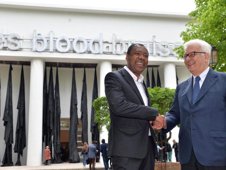 Der künstlerische Leiter Okwui Enwezor (l) und der Biennale-Präsident Paolo Baratta posieren am 5.5.2015 auf der 56. Kunstbiennale, die vom 9.5. bis 22.1.2015 in Venedig stattfindet.