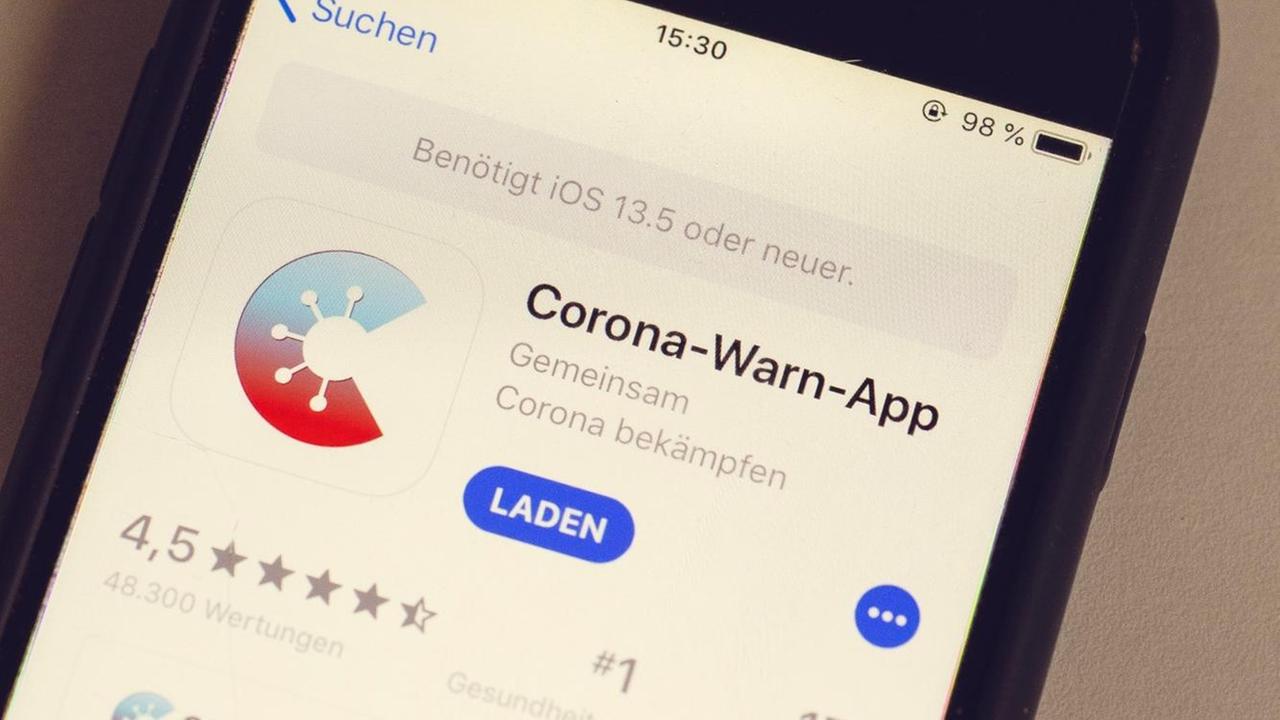 Ein Handy mit der geöffneten Corona-Warn-App Ein Handy mit der geöffneten Corona-Warn-App