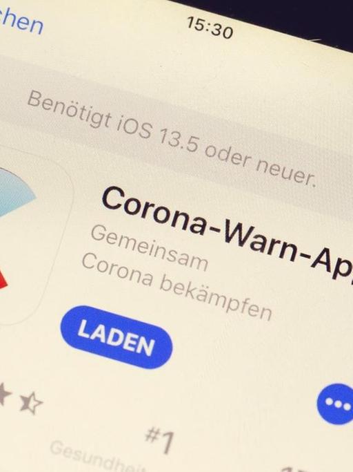 Ein Handy mit der geöffneten Corona-Warn-App