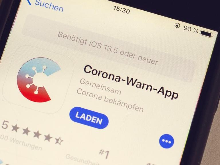 Ein Handy mit der geöffneten Corona-Warn-App