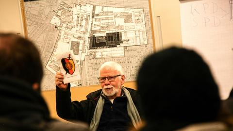 Friedemann Körner, ehemaliger Strafgefangener, hält Vortrag für Besucher in der Gedenkstätte Berlin-Hohenschönhausen.