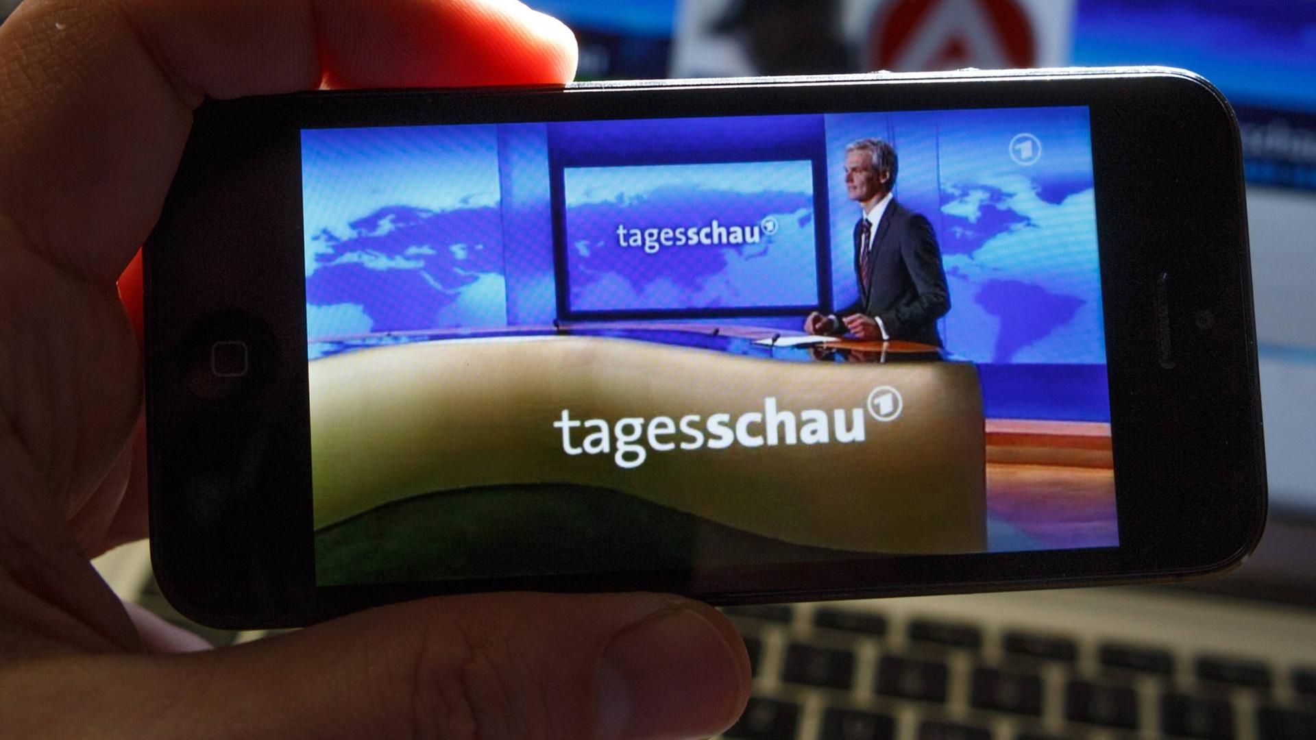 Neun Millionen Menschen nutzen die App der Tagesschau. Neun Millionen Menschen nutzen die App der Tagesschau.