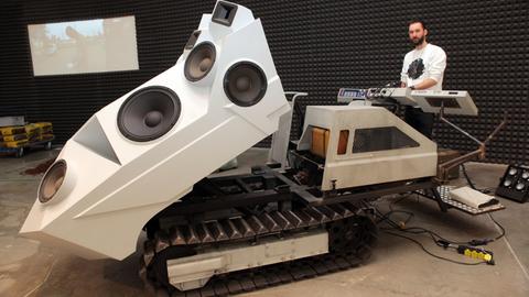 Nik Nowak steht am 13.02.2014 im Museum Marta in Herford (Nordrhein Westfalen) auf seinem Kunstwerk mit dem Titel "Panzer" aus dem Jahr 2011.