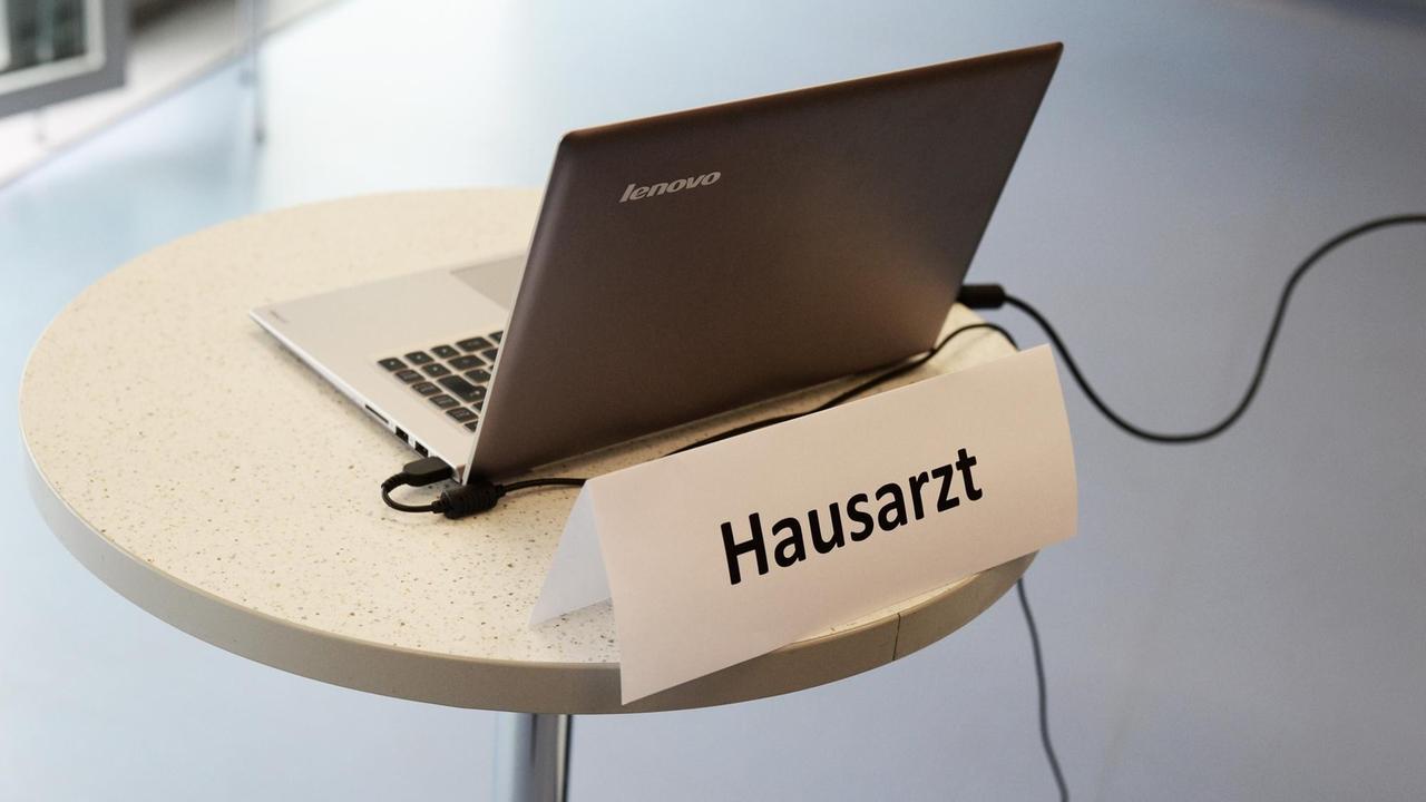 "Hausarzt" steht vor einem Laptop im Medizinisch-Theoretischen Zentrum (MTZ) in Dresden. "Hausarzt" steht vor einem Laptop im Medizinisch-Theoretischen Zentrum (MTZ) in Dresden.