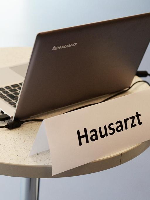 "Hausarzt" steht vor einem Laptop im Medizinisch-Theoretischen Zentrum (MTZ) in Dresden.
