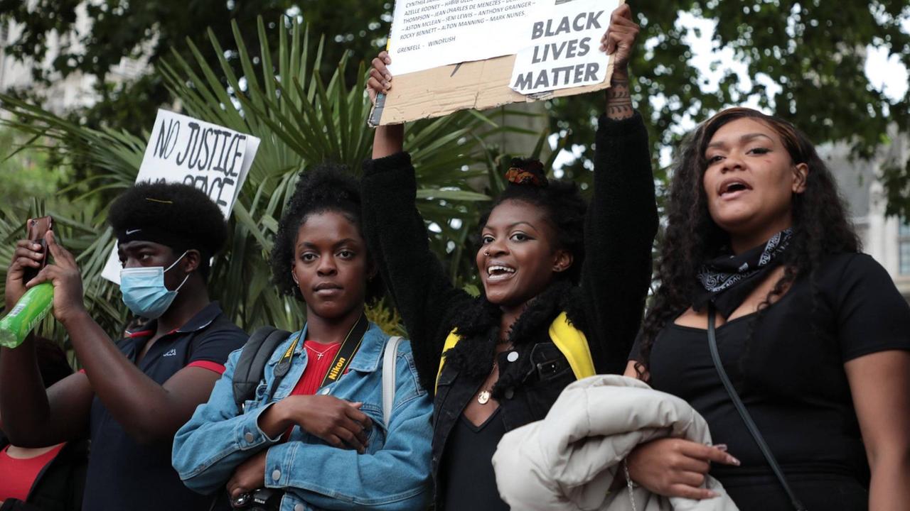 Demonstranten in London protestieren nach dem gewaltsamen Tod des Afroamerikaners George Floyd in den USA gegen Rassismus und Polizeigewalt Demonstranten in London protestieren nach dem gewaltsamen Tod des Afroamerikaners George Floyd in den USA gegen Rassismus und Polizeigewalt