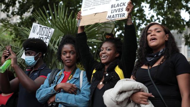 Demonstranten in London protestieren nach dem gewaltsamen Tod des Afroamerikaners George Floyd in den USA gegen Rassismus und Polizeigewalt