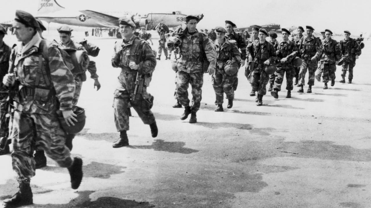 Fallschirmspringer der Fremdenlegion während des Algerien-Krieges im April 1956 auf dem Flughafen von Algier vor ihrem Abflug in das Gebiet von Nedromah. Fallschirmspringer der Fremdenlegion während des Algerien-Krieges im April 1956 auf dem Flughafen von Algier vor ihrem Abflug in das Gebiet von Nedromah.