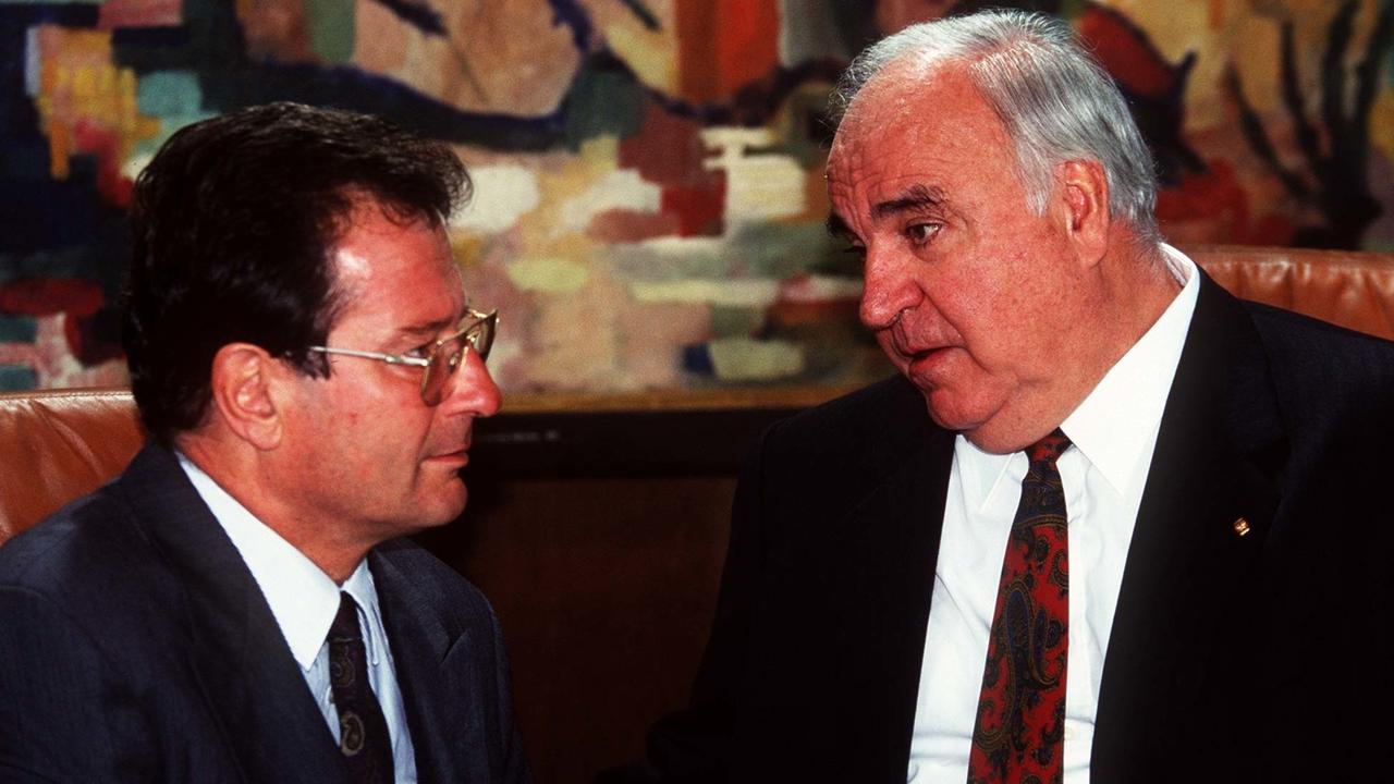 Aufnahme von Bundeskanzler Helmut Kohl, rechts im Bild, im Gespräch mit Bundesaußenminister Klaus Kinkel im Jahr 1994 Aufnahme von Bundeskanzler Helmut Kohl, rechts im Bild, im Gespräch mit Bundesaußenminister Klaus Kinkel im Jahr 1994