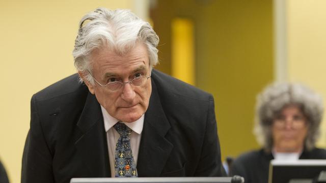 Der Bosnische Serbenführer Radovan Karadzic vor dem UN-Kriegsverbrechertribunal im Gerichtssaal im Den Haag