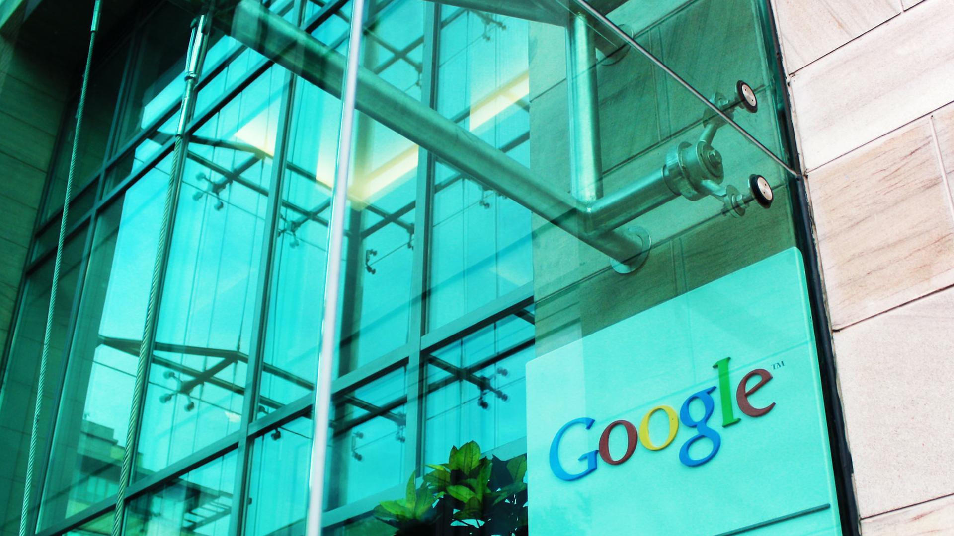 Das Firmenlogo von Google ist an einem Bürogebäude in Dublin zu sehen. Das Firmenlogo von Google ist an einem Bürogebäude in Dublin zu sehen.