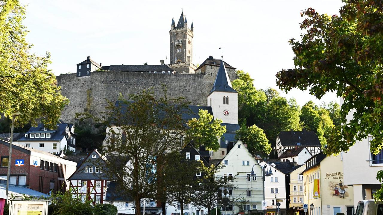 Die Stadt Dillenburg mit dem Schloss , hier am 16.9.2019 ist der Geburtsort des Prinzen von Oranien und Urahn des derzeitigen niederländischen Königs. Die Stadt Dillenburg mit dem Schloss , hier am 16.9.2019 ist der Geburtsort des Prinzen von Oranien und Urahn des derzeitigen niederländischen Königs.