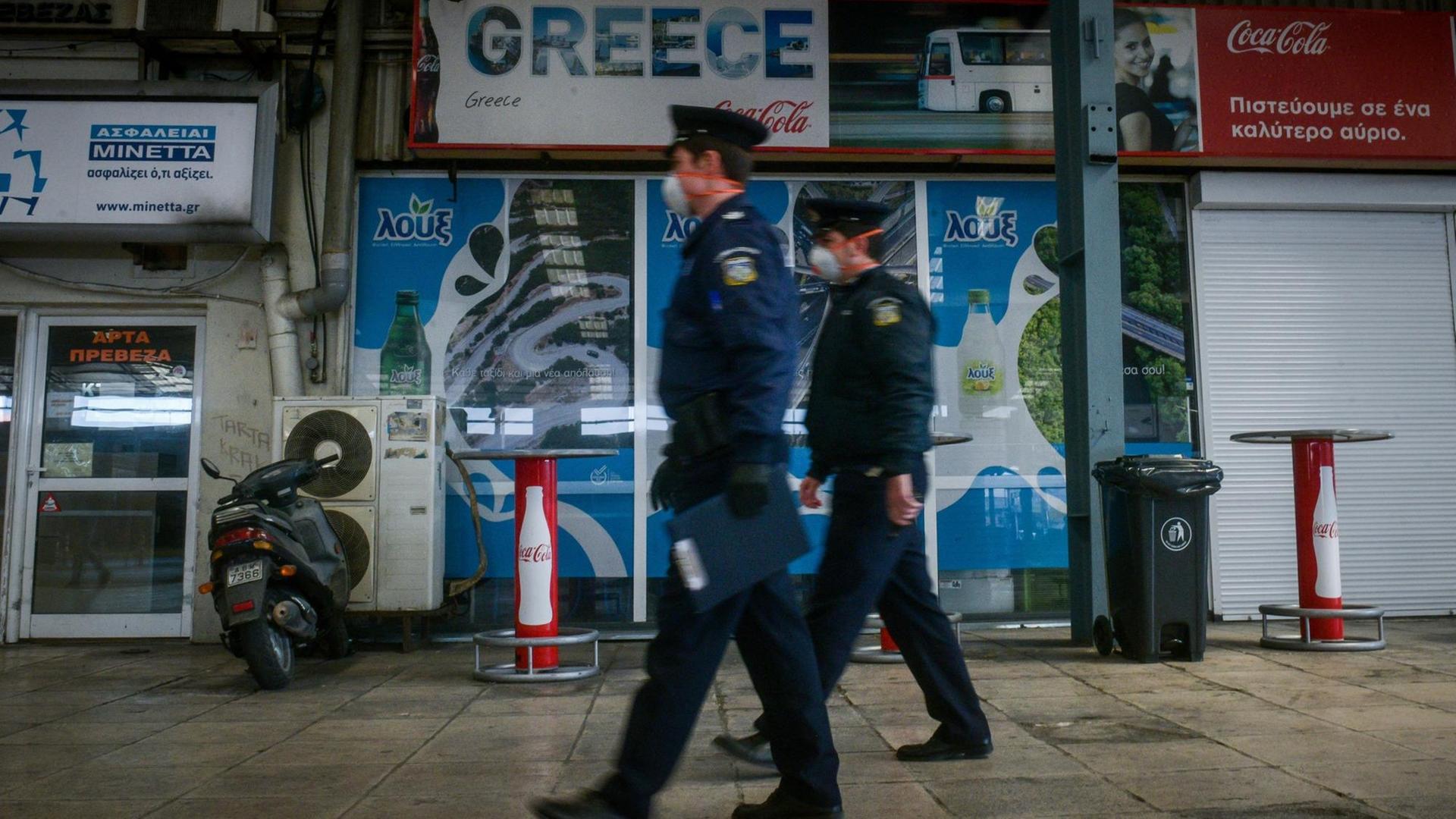 Griechische Polizei kontrolliert mit Mundschutz den Busbahnhof in Kifissos