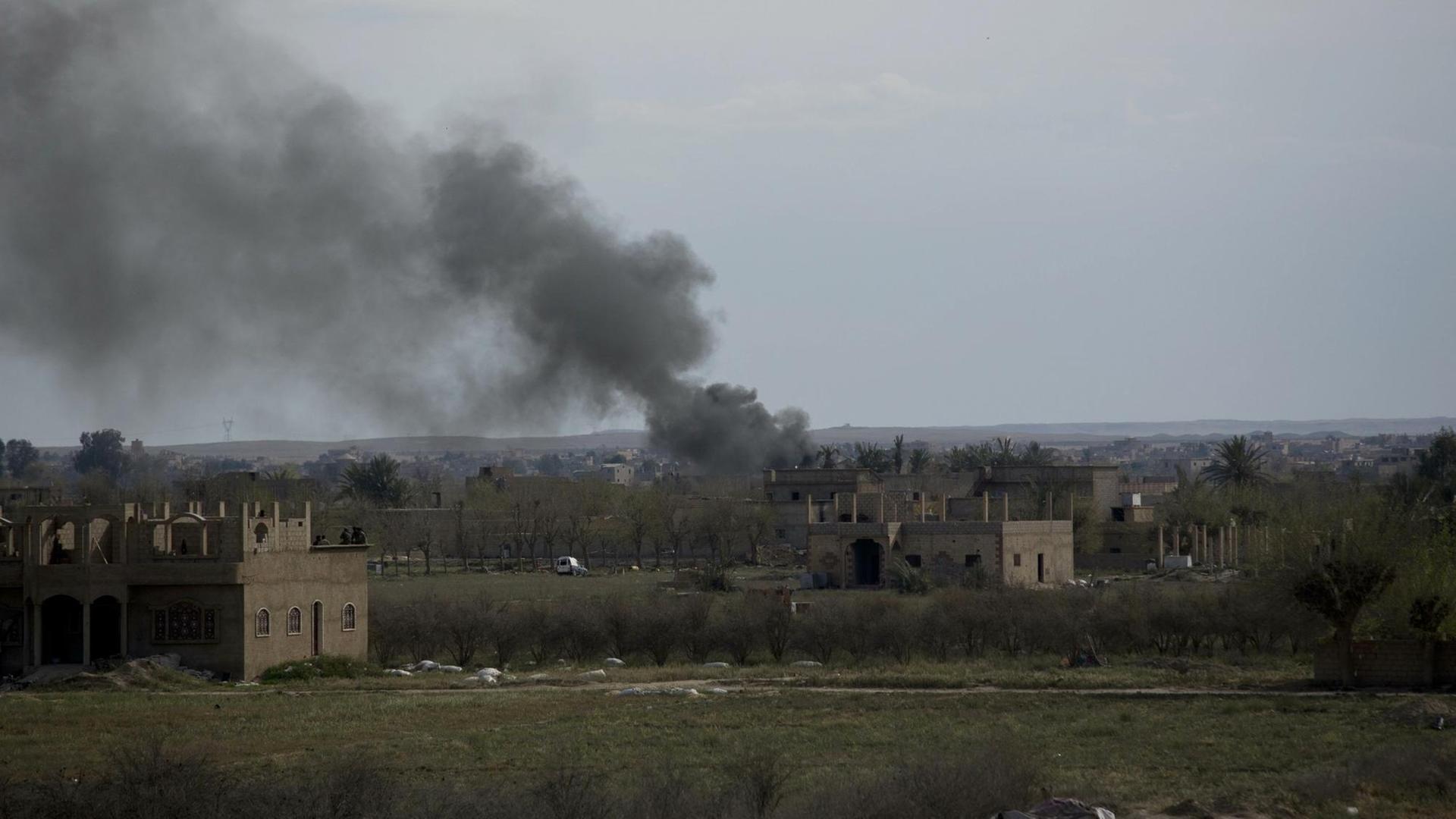 Rauch steigt über der Stadt Baghus in Syrien auf. Rauch steigt über der Stadt Baghus in Syrien auf.