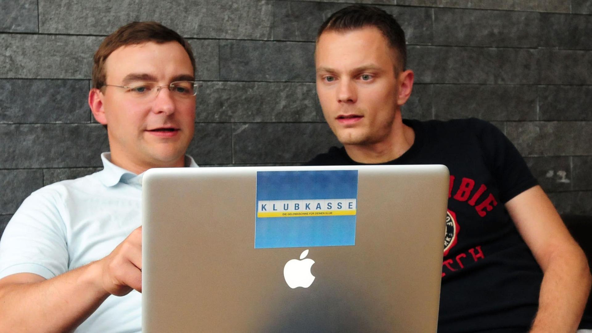 David Zeidler (l.) und Stefan Uhlmann, die Gründer des Crowdfunding-Internetportals "Klubkasse.de".