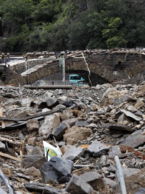 Nach dem Jahrhunderthochwasser in der Eifel durch heftige Regenfälle und Dauerregen mit Überschwemmungen und Überflutungen haben die Aufräumarbeiten im Ahrtal große Fortschritte gemacht. Einheiten von Polizei, THW, Bundeswehr und Feuerwehr mitsamt vielen freiwilligen Helfern haben Straßen geräumt, Schutt und Schlamm entfernt und die Menschen versorgt. Der Wiederaufbau wird trotzdem Jahre dauern. Im Bild Flutschäden an einer Eisenbahnbrücke in der Ortschaft Altenahr, in der die Flut viele Häuser zerstörte.