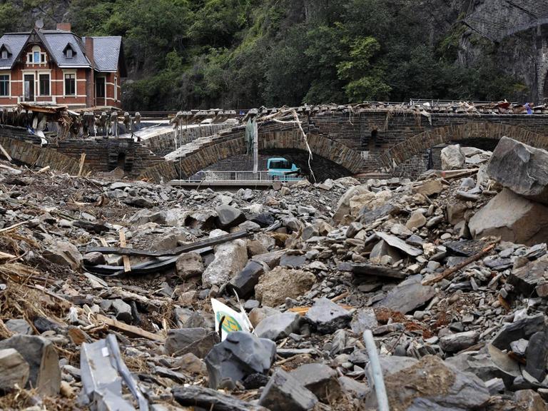 Nach dem Jahrhunderthochwasser in der Eifel durch heftige Regenfälle und Dauerregen mit Überschwemmungen und Überflutungen haben die Aufräumarbeiten im Ahrtal große Fortschritte gemacht. Einheiten von Polizei, THW, Bundeswehr und Feuerwehr mitsamt vielen freiwilligen Helfern haben Straßen geräumt, Schutt und Schlamm entfernt und die Menschen versorgt. Der Wiederaufbau wird trotzdem Jahre dauern. Im Bild Flutschäden an einer Eisenbahnbrücke in der Ortschaft Altenahr, in der die Flut viele Häuser zerstörte.