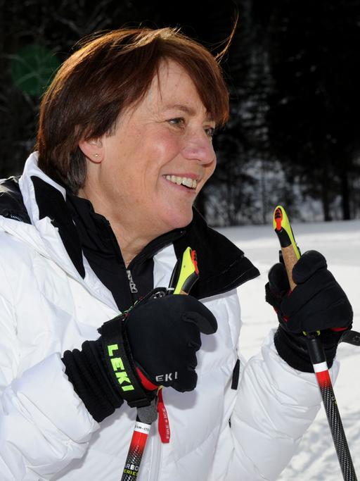 Die ehemalige deutsche Skirennläuferin Rosi Mittermaier lächelt am 30.01.2014 bei einem Fototermin zur ARD Sendung "Star Biathlon 2014" auf dem Trainingsgelände Kaltenbrunn bei Garmisch-Partenkirchen (Bayern).
