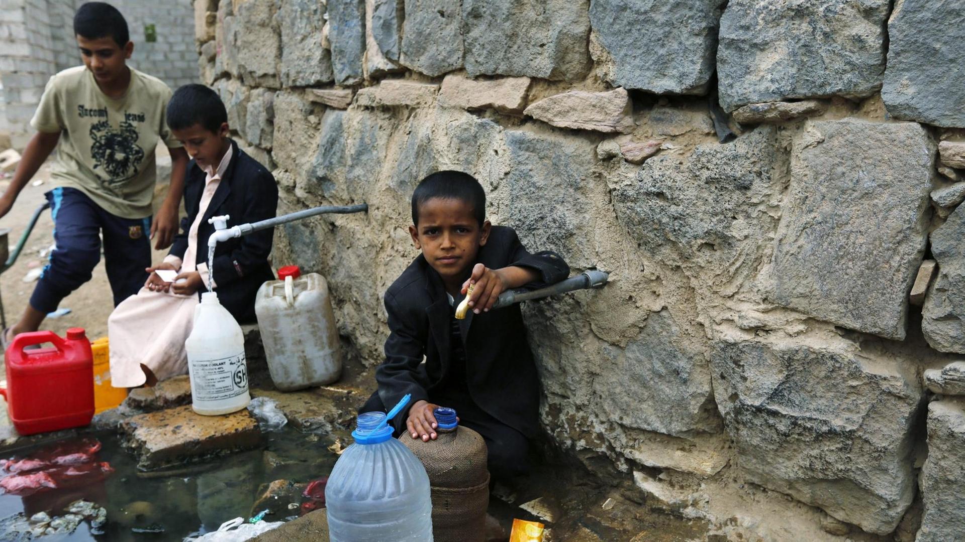 Kinder im Jemen füllen Kanister mit Wasser in der Hauptstadt Sanaa. Kinder im Jemen füllen Kanister mit Wasser in der Hauptstadt Sanaa.
