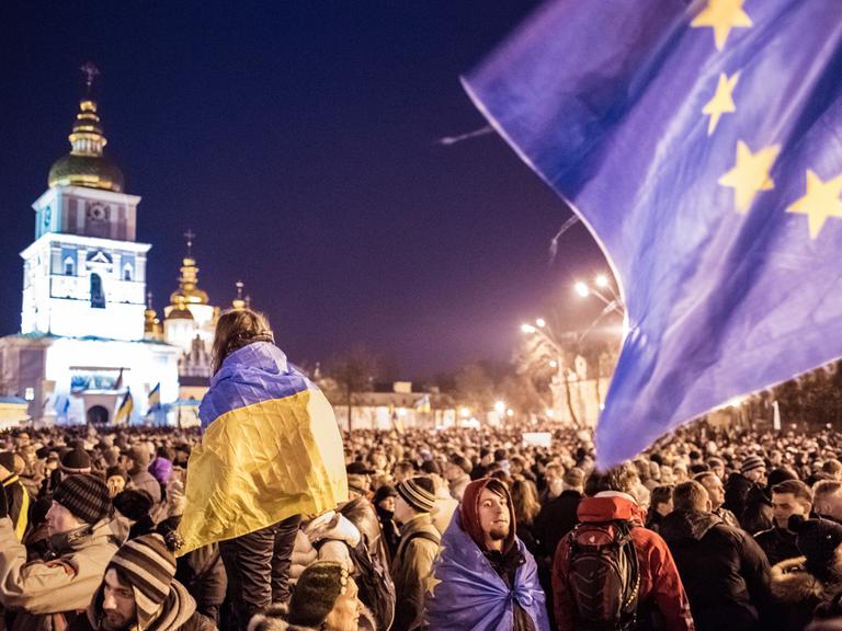 Demonstranten mit ukrainischer Flagge