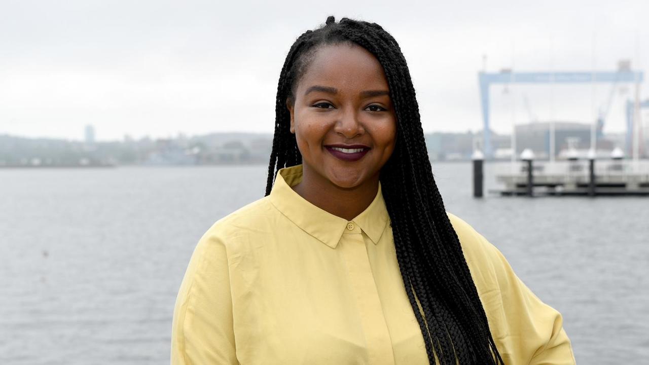 Aminata Touré (Bündnis90/Die Grünen) steht an der Förde in Kiel. Die 26-jährige Landtagsabgeordnete ist neue Vizepräsidentin des Landtages in Kiel.