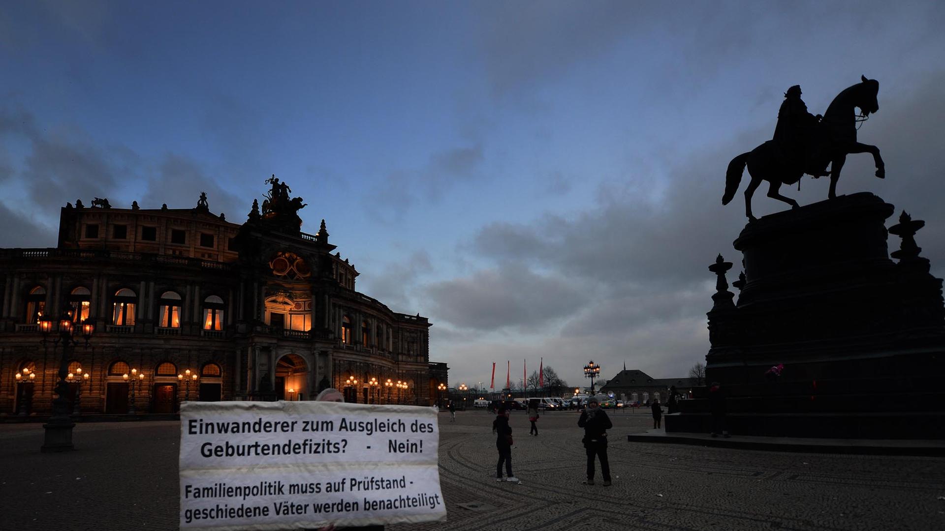 Ein Teilnehmer einer Veranstaltung der Pegida demonstriert am 25.01.2015 in Dresden (Sachsen) nach dem Ende der Veranstaltung auf dem Theaterplatz. Die Pegida-Bewegung (Patriotische Europäer gegen die Islamisierung des Abendlandes) hat seine für diesen Montag geplante Kundgebung auf Sonntag vorgezogen. Ein Teilnehmer einer Veranstaltung der Pegida demonstriert am 25.01.2015 in Dresden (Sachsen) nach dem Ende der Veranstaltung auf dem Theaterplatz. Die Pegida-Bewegung (Patriotische Europäer gegen die Islamisierung des Abendlandes) hat seine für diesen Montag geplante Kundgebung auf Sonntag vorgezogen.