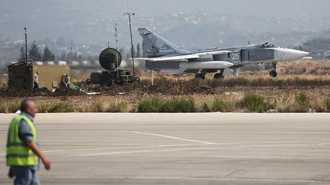 Ein SU-24-M-Bomber der russischen Luftwaffe hebt vom syrischen Militärstützpunkt Hmeymim bei Latakia ab.