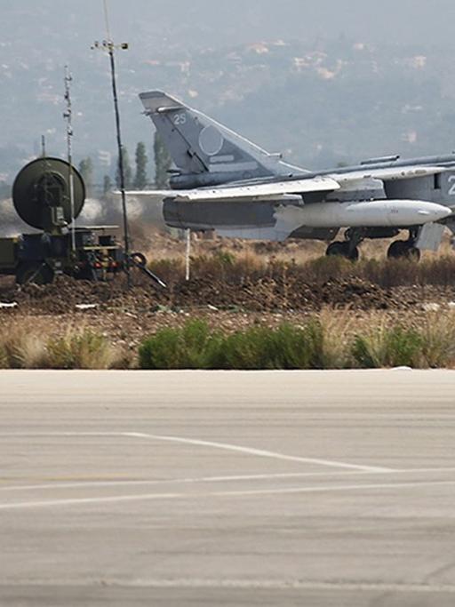 Ein SU-24-M-Bomber der russischen Luftwaffe hebt vom syrischen Militärstützpunkt Hmeymim bei Latakia ab.