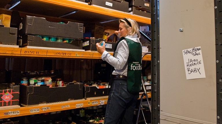 Eine Mitarbeiterin im Lager der food bank in London Eine Mitarbeiterin im Lager der food bank in London