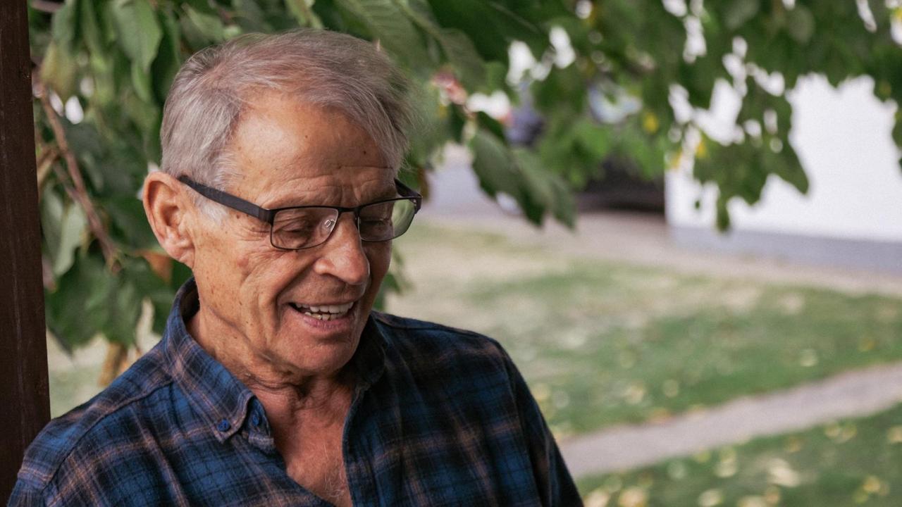 Roland Wenzel steht im Garten und trägt Hemd und Brille. Roland Wenzel steht im Garten und trägt Hemd und Brille.