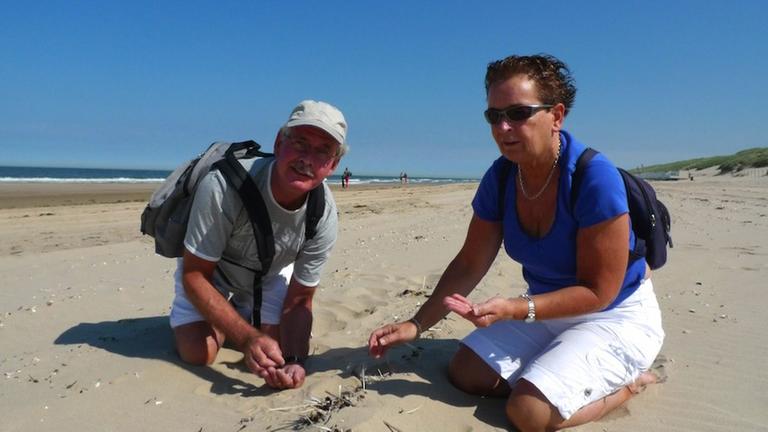 Hans und Marja van Weenen sammeln Kunststoff am Strand Hans und Marja van Weenen sammeln Kunststoff am Strand