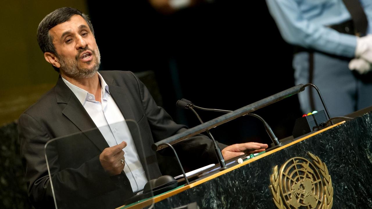 Der iranische Präsident Mahmud Ahmadinedschad spricht 2012 bei UN-Generalversammlung in New York. Der iranische Präsident Mahmud Ahmadinedschad spricht 2012 bei UN-Generalversammlung in New York.