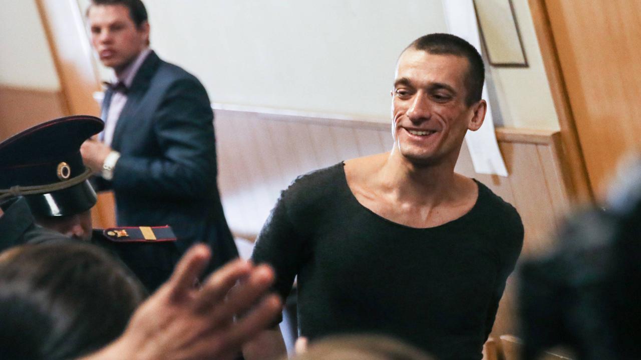 Der russische Aktionskünstler Pjotr Pawlenski am 08.06.206, dem Tag der Urteilsverkündung im Prozess um das Anzünden der Tür der Geheimdienstzenrale Lubjanka in Moskau im November 2015. Der russische Aktionskünstler Pjotr Pawlenski am 08.06.206, dem Tag der Urteilsverkündung im Prozess um das Anzünden der Tür der Geheimdienstzenrale Lubjanka in Moskau im November 2015.