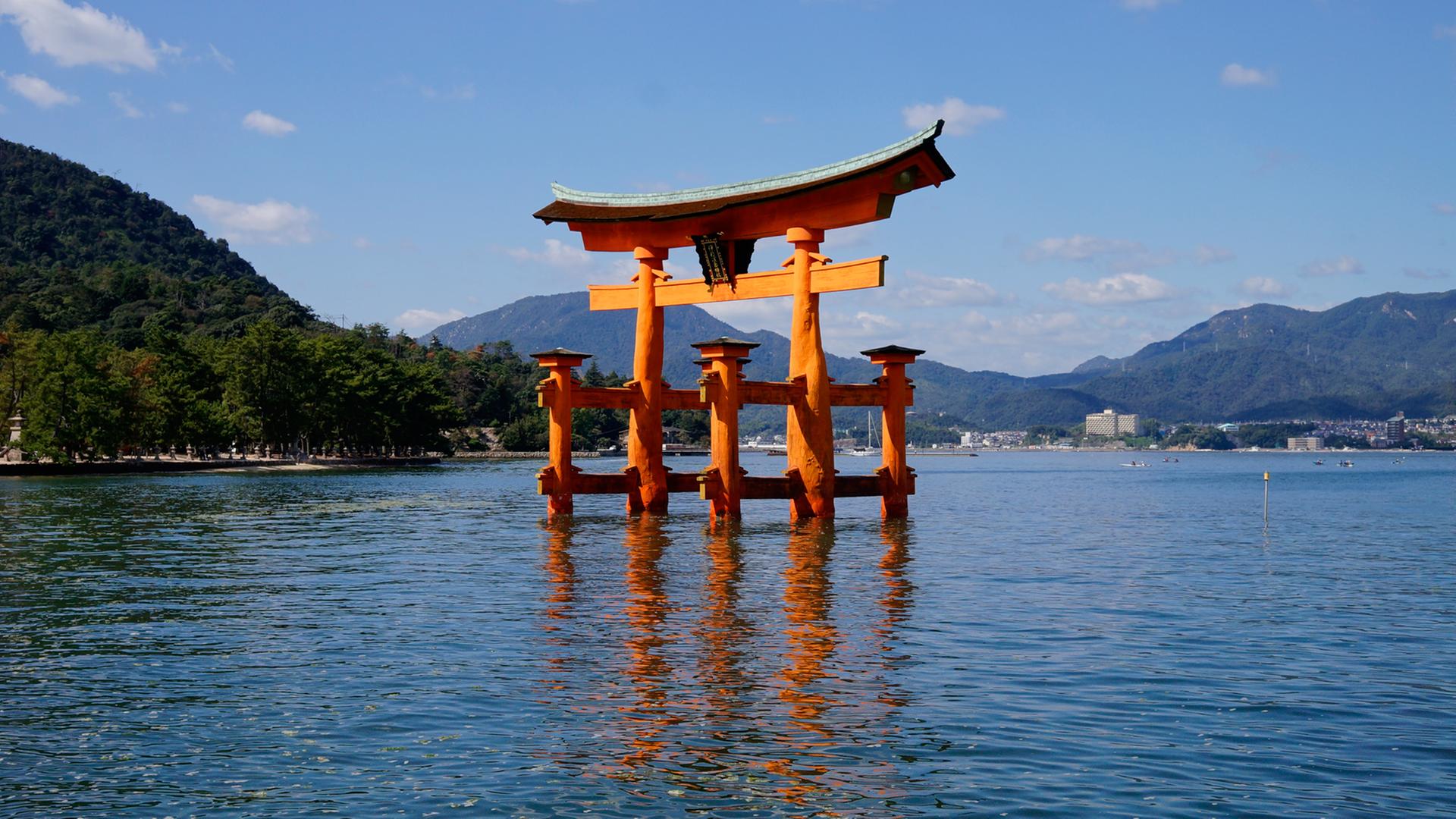 Ein Wahrzeichen Japans: das Torii vor dem Itsukushima-Schrein auf der Insel Miyajima bei Hiroshima Ein Wahrzeichen Japans: das Torii vor dem Itsukushima-Schrein auf der Insel Miyajima bei Hiroshima