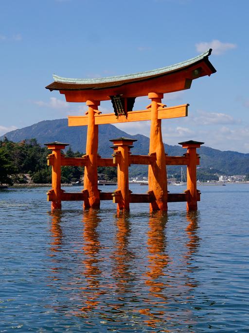 Ein Wahrzeichen Japans: das Torii vor dem Itsukushima-Schrein auf der Insel Miyajima bei Hiroshima