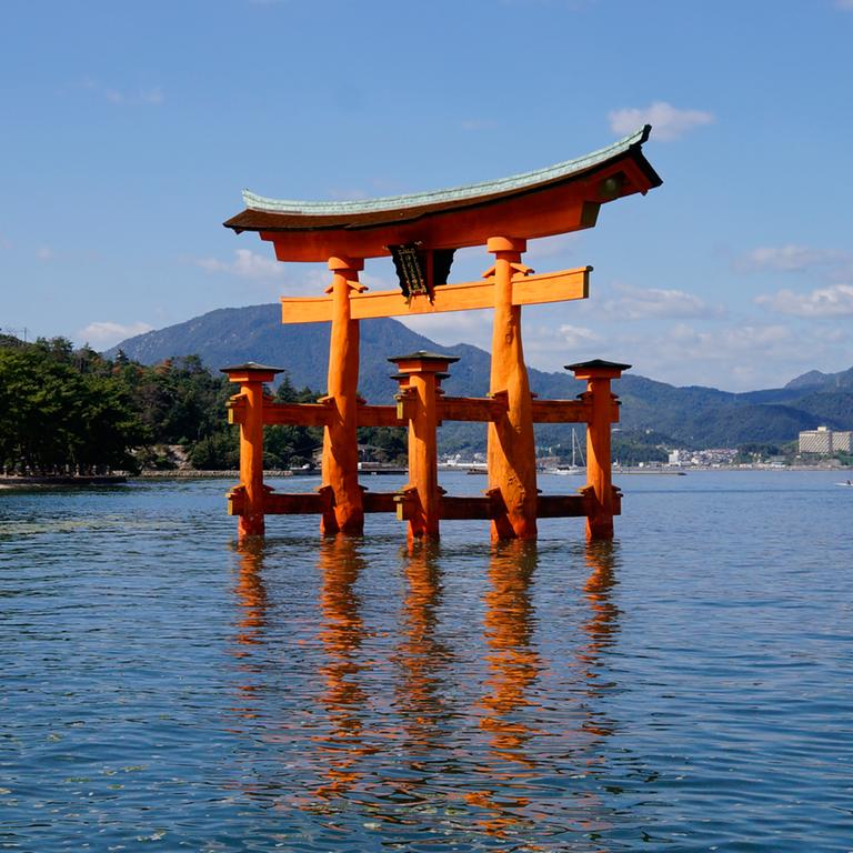 Ein Wahrzeichen Japans: das Torii vor dem Itsukushima-Schrein auf der Insel Miyajima bei Hiroshima