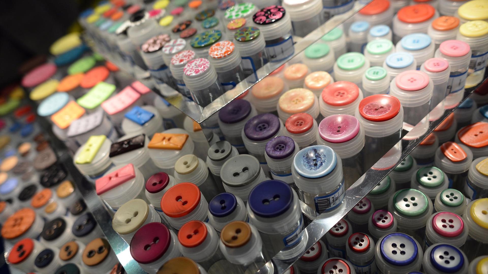 Verschiedenen Knöpfe sind am 21.03.2014 in Köln (Nordrhein- Westfalen) bei der Fachmesse für Handarbeit und Hobby "h + h cologne" an einem Messestand zu sehen. Verschiedenen Knöpfe sind am 21.03.2014 in Köln (Nordrhein- Westfalen) bei der Fachmesse für Handarbeit und Hobby "h + h cologne" an einem Messestand zu sehen.