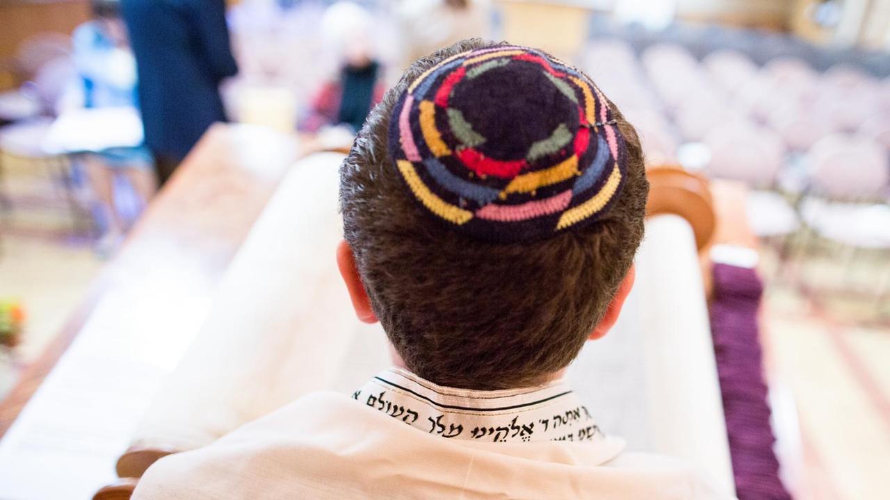 Ein jüdischer Junge trägt eine Kippa - eine jüdische Kopf-Bedeckung Ein jüdischer Junge trägt eine Kippa - eine jüdische Kopf-Bedeckung