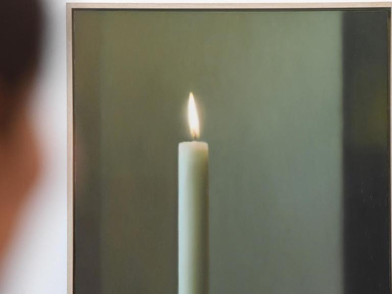Das Werk "Kerze" von Gerhard Richter aus dem Jahr 1982: Eine schlichte weiße Kerze vor einem grauen Hintergrund.