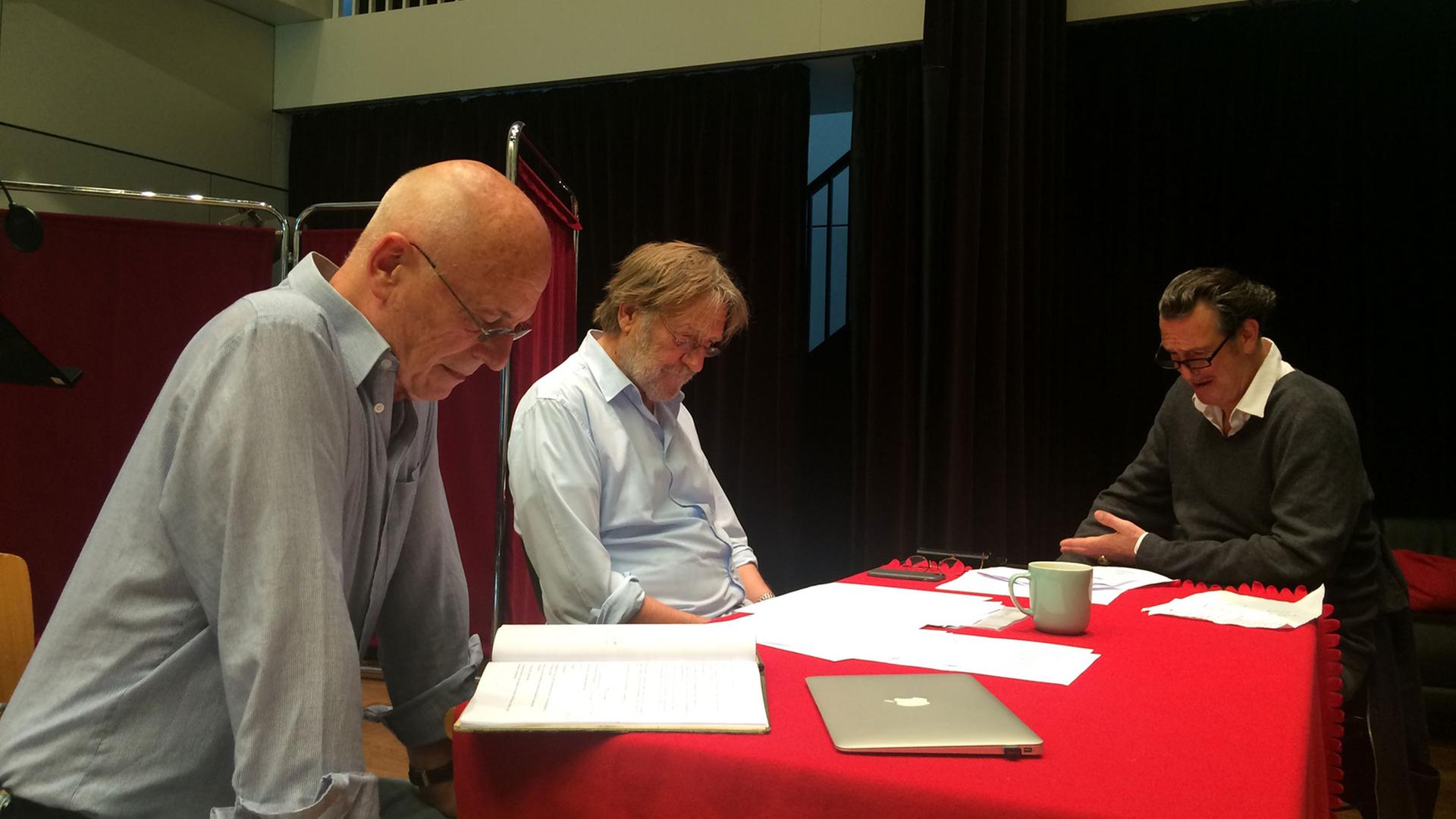 Götz Naleppa, Matthias Habich und Kai Maertens (v.lks.) unserem Studio. Götz Naleppa, Matthias Habich und Kai Maertens (v.lks.) unserem Studio.