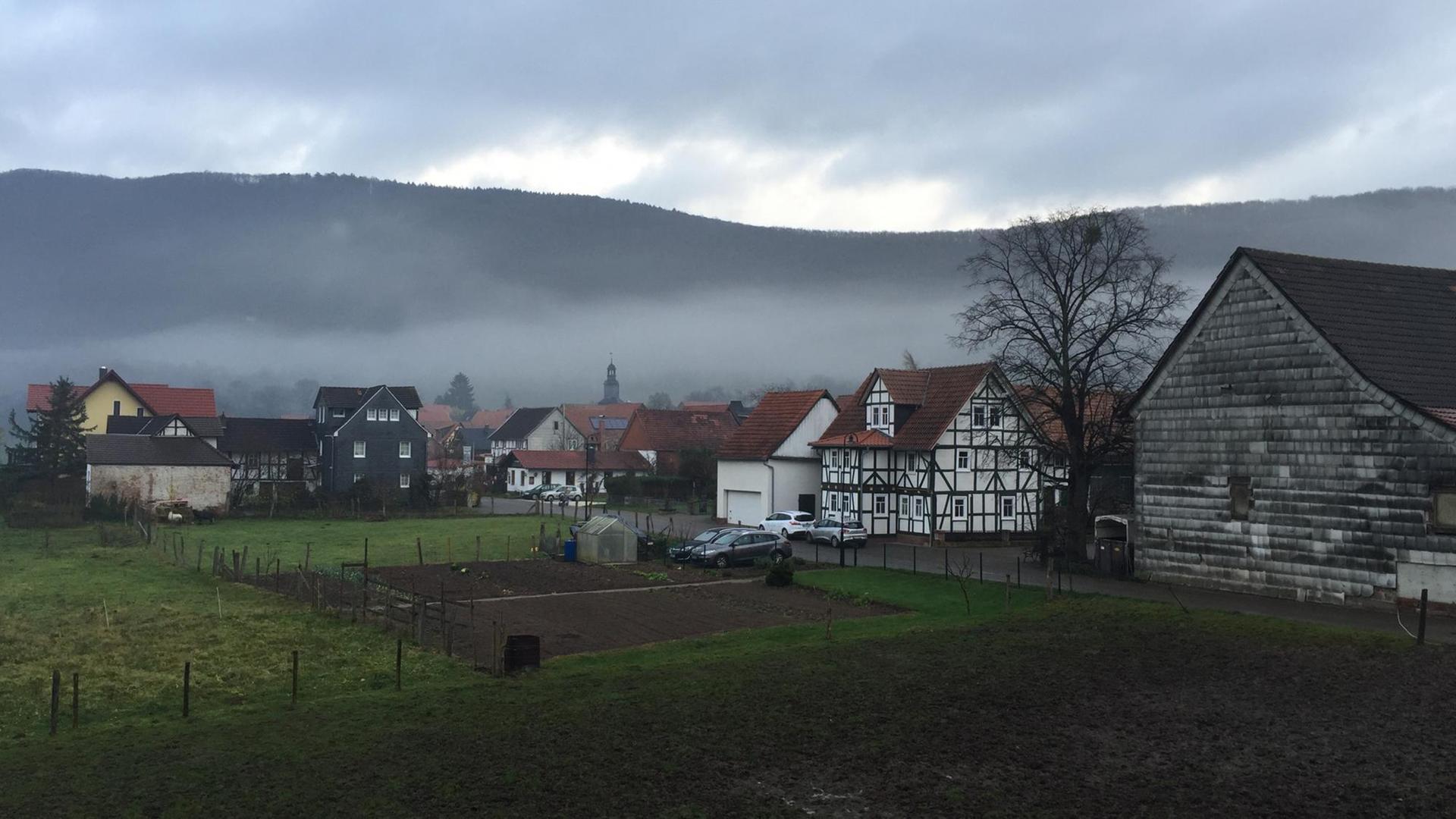 Blick aus der Ferne auf das Dorf Lindewerra in Thüringen.