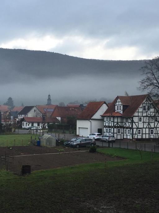 Blick aus der Ferne auf das Dorf Lindewerra in Thüringen.