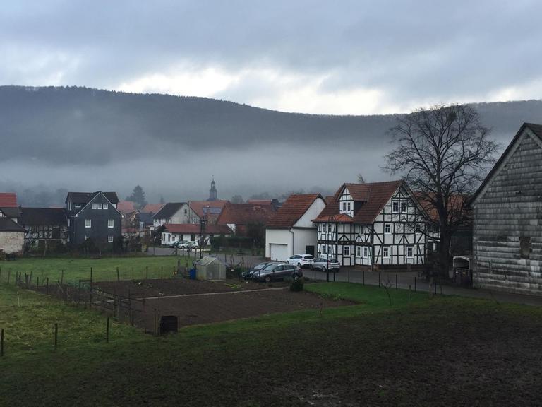 Blick aus der Ferne auf das Dorf Lindewerra in Thüringen.