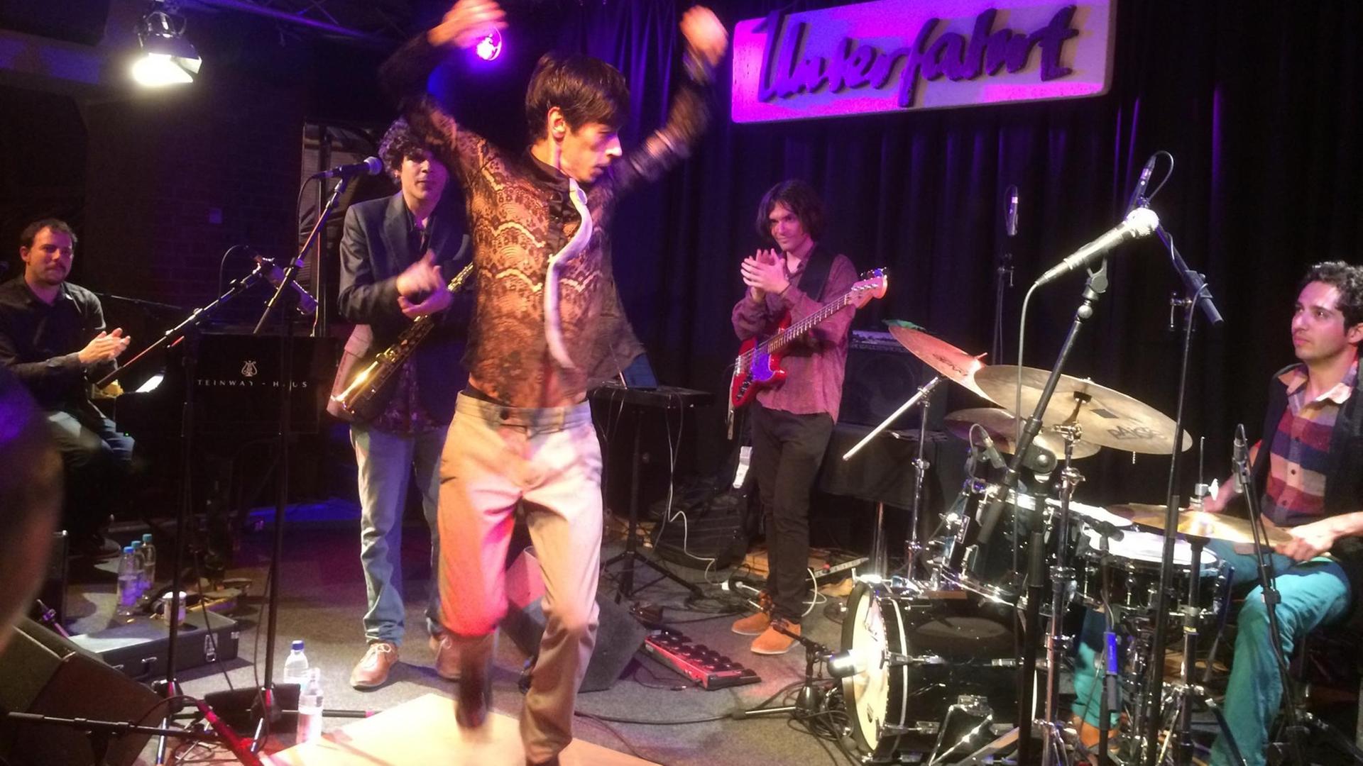 Antonio Lizana & Oriente sind auf der Bühne des Jazzclub "Unterfahrt" zu sehen Antonio Lizana & Oriente sind auf der Bühne des Jazzclub "Unterfahrt" zu sehen