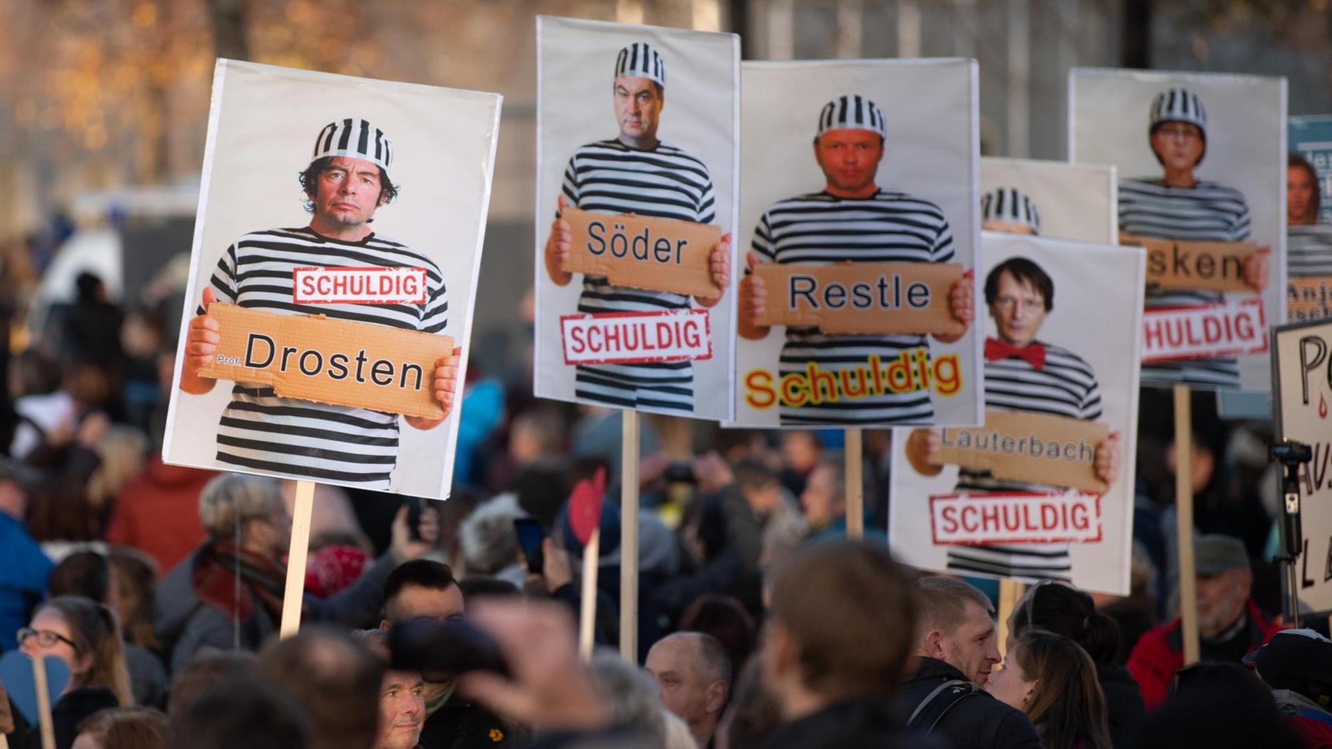 Schilder mit Foto-Montagen von Drosten, Söder, Restle, Lauterbach, Esken und anderen in Sträflingskluft und mit dem Wort "schuldig" werden von Teilnehmern der Demonstration der Stuttgarter Initiative "Querdenken" hoch gehalten. Bei der Demonstration "Querdenken" in Leipzig, 7. November 2020. Schilder mit Foto-Montagen von Drosten, Söder, Restle, Lauterbach, Esken und anderen in Sträflingskluft und mit dem Wort "schuldig" werden von Teilnehmern der Demonstration der Stuttgarter Initiative "Querdenken" hoch gehalten. Bei der Demonstration "Querdenken" in Leipzig, 7. November 2020.
